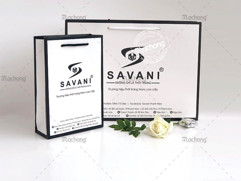 In túi giấy có quai dành cho thương hiệu thời trang SAVANI.
