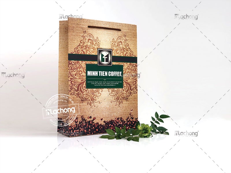Túi giấy Minh Tiến coffee với thiết kế trông giống như một túi giả chất liệu vải. 