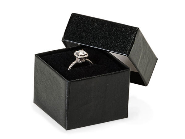 Thiết kế hộp màu đen luôn tạo cảm giác sang trọng, cao cấp hơn cho chiếc nhẫn