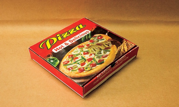Thiết kế hộp đựng pizza bằng chất liệu giấy carton cứng. Bảo vệ tối đa sản phẩm dù có bị tác động ngoại lực.