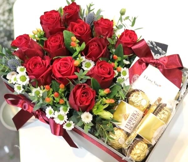 Hoa hồng và socola là món quà tặng thường được phái mạnh nghĩ đến nhiều và nhanh nhất khi chọn quà